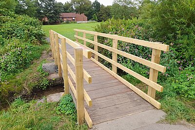 The new wood has been put in place for the rails, but the floor is made of the old, non anti-slip materials. The new wood has been put in place for the rails, but the floor is made of the old, non anti-slip materials.